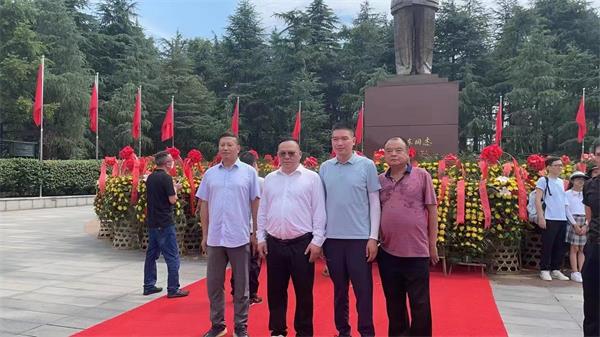 董事長(zhǎng)周剛陪同客戶參觀湖南長(zhǎng)沙毛主席紀(jì)念館。